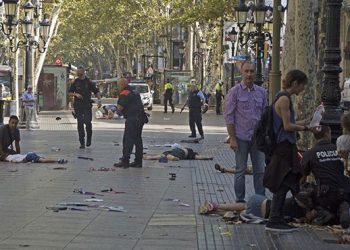 Desde Lucha Internacionalista nos solidarizamos con todas las víctimas del ataque de ayer y sus familias. Rechazamos este tipo de acciones que pretenden sembrar el terror y el miedo entre la población, así como rechazamos el fanatismo reaccionario que las inspira.