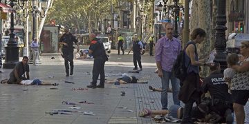 Desde Lucha Internacionalista nos solidarizamos con todas las víctimas del ataque de ayer y sus familias. Rechazamos este tipo de acciones que pretenden sembrar el terror y el miedo entre la población, así como rechazamos el fanatismo reaccionario que las inspira.