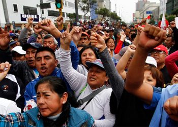 Huelga y movilización de maestros en Perú