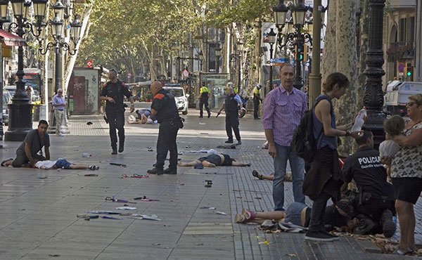 Desde Lucha Internacionalista nos solidarizamos con todas las víctimas del ataque de ayer y sus familias. Rechazamos este tipo de acciones que pretenden sembrar el terror y el miedo entre la población, así como rechazamos el fanatismo reaccionario que las inspira.