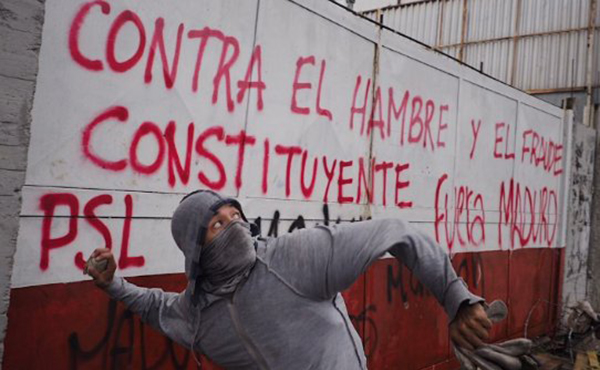 pinta PSL y manifestante ajustado