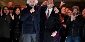 Beppe Grillo junto al candidato a primer ministro de M5S Luigi Di Maio