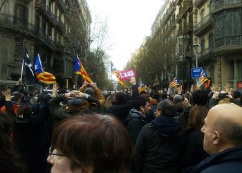 La respuesta del pueblo catalán no se hizo esperar. Miles salieron a repudiar la detención de Puigdemont.