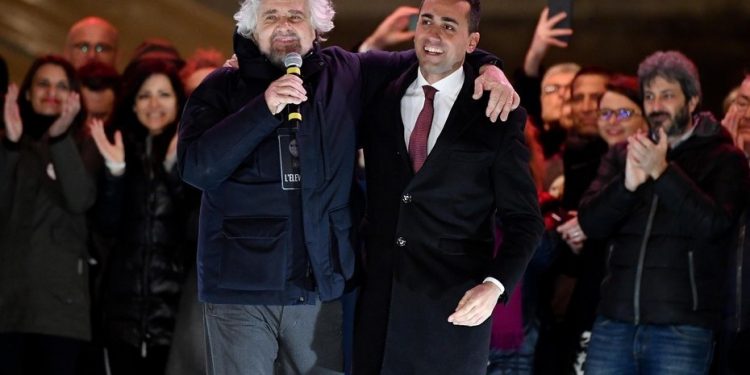 Beppe Grillo junto al candidato a primer ministro de M5S Luigi Di Maio