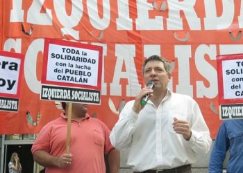 El diputado Juan Carlos Giordano en la Cancillería repudiando la visita de Rajoy