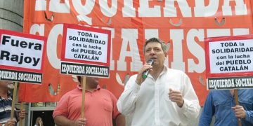 El diputado Juan Carlos Giordano en la Cancillería repudiando la visita de Rajoy