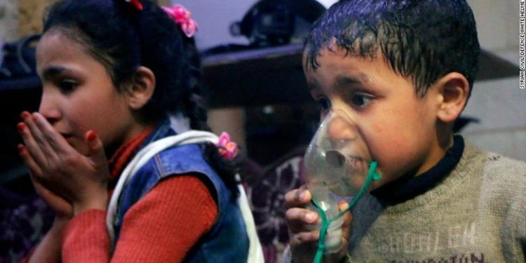 Niños sirios reciben tratamiento ante los antaques quiímicos en Duma