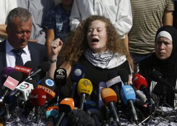 Ahed Tamimi en la conferencia de prensa de su casa luego de ser liberada