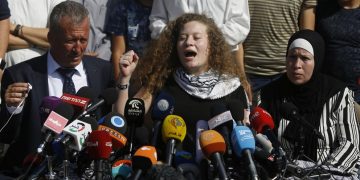 Ahed Tamimi en la conferencia de prensa de su casa luego de ser liberada