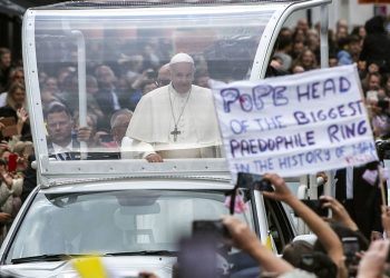 Criticas al papa en su visita a Irlanda