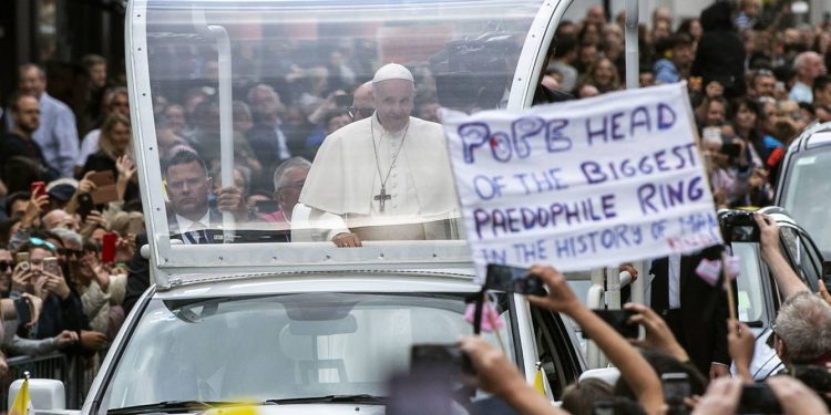 Criticas al papa en su visita a Irlanda