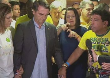 Bolsonaro rezando luego de la elección