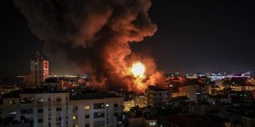 Impacto de un proyectil israelí sobre Gaza