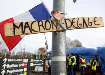 Chalecos amarillos piden la renuncia de Macron