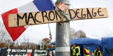 Chalecos amarillos piden la renuncia de Macron