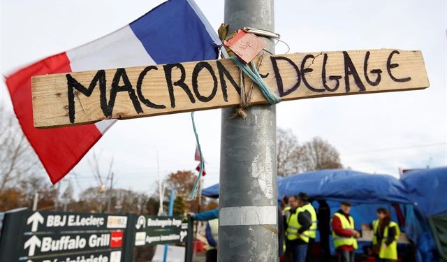 Chalecos amarillos piden la renuncia de Macron