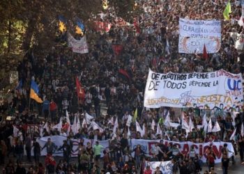 Foto-marcha-de-profesores-en-Chile-quevan-a-huelga-de-hambre-por-reformas020615