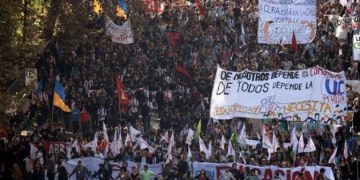 Foto-marcha-de-profesores-en-Chile-quevan-a-huelga-de-hambre-por-reformas020615