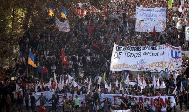 Foto-marcha-de-profesores-en-Chile-quevan-a-huelga-de-hambre-por-reformas020615