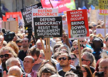 miles de personas se manifestaron en gran bretana contra de la suspension del parlamento britanico
