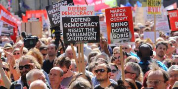 miles de personas se manifestaron en gran bretana contra de la suspension del parlamento britanico