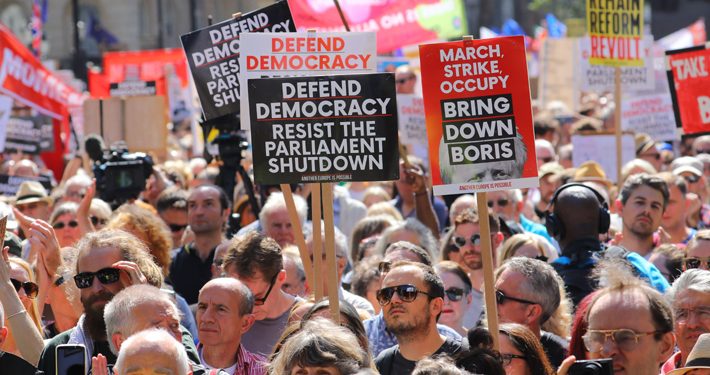 miles de personas se manifestaron en gran bretana contra de la suspension del parlamento britanico