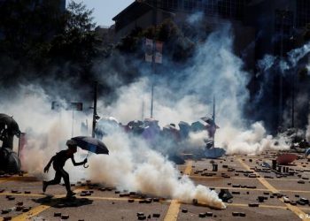 un-policia-muerto-en-iran-durante-protestas-contra-subida-de-gasolina