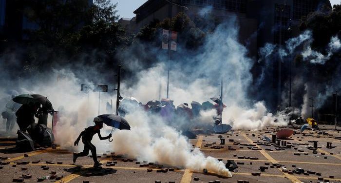 un-policia-muerto-en-iran-durante-protestas-contra-subida-de-gasolina