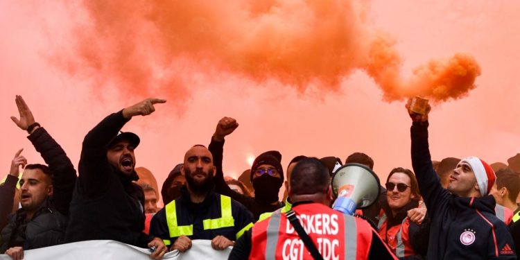 francia despierta en caos por huelga contra reforma del sistema de pensiones.jpg 1834093470