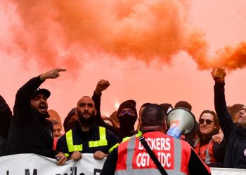 francia despierta en caos por huelga contra reforma del sistema de pensiones.jpg 1834093470