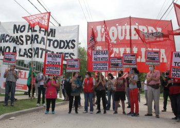 Argentina: Acto del Frente de Izquierda frente al laboratorio que produce las vacunas contra el covid19