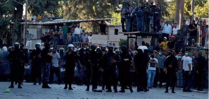 Altos cargos del Gobierno palestino llaman a la calma antes del cuarto día de protestas contra Abbas