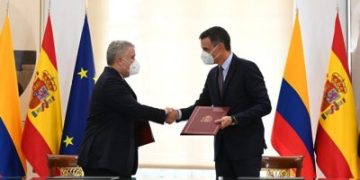 THE “PROGRESSIVE” SPANISH GOVERNMENT DECORATES IVAN DUQUE, THE OPPRESSOR OF THE COLOMBIAN PEOPLE. SHAMEFUL!