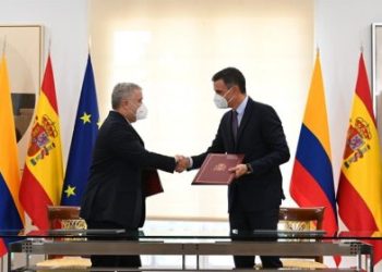 El gobierno español «progresista» condecora a Iván Duque, represor del pueblo colombiano. ¡Vergüenza!