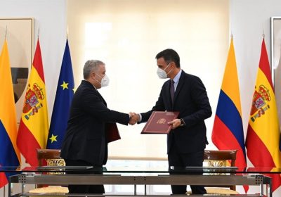 El gobierno español «progresista» condecora a Iván Duque, represor del pueblo colombiano. ¡Vergüenza!