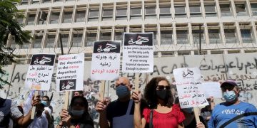 LEBANON: THOUSANDS PROTEST OUTSIDE BANKS DEMANDING THEIR SAVINGS