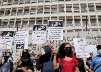 Líbano: miles protestan a las puertas de los bancos exigiendo sus ahorros   