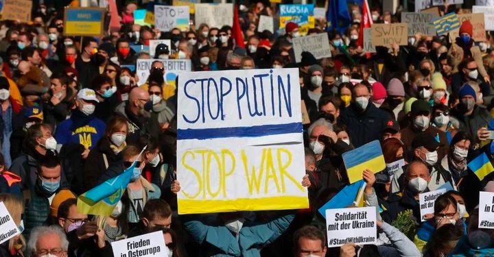 Por un Movimiento unitario mundial por: Fuera las tropas de Putin de Ucrania. En apoyo a la resistencia del pueblo ucraniano. No a la OTAN