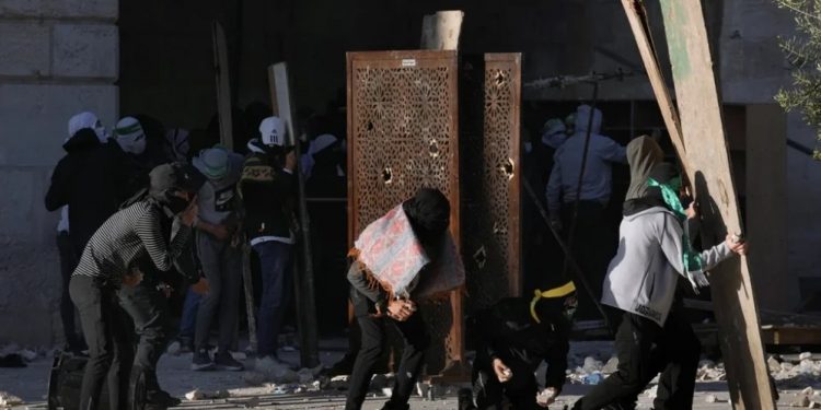 Palestina: Ejército israelí irrumpe en la mezquita Al Aqsa