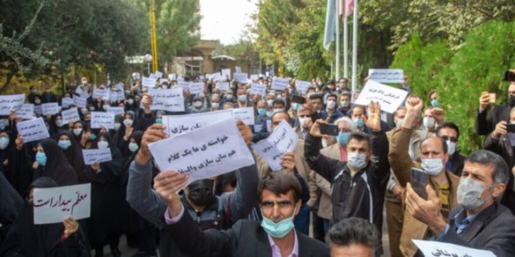 Irán: Miles de docentes se movilizan por salarios y contra las detenciones