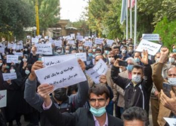 Irán: Miles de docentes se movilizan por salarios y contra las detenciones