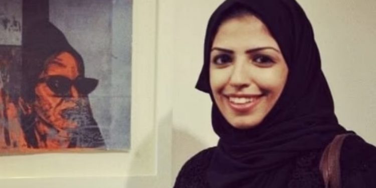 Arabia Saudita: Condenan a 34 años de cárcel a una mujer por sus comentarios en Twitter