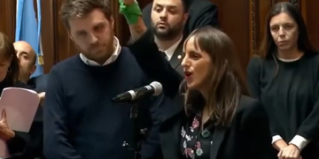 Argentina: Socialist Left/IWU-FI lawmaker cuts her hair in solidarity with Iranian women