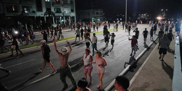Siguen las protestas en Cuba por los apagones y la crisis social