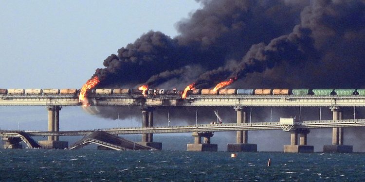 PUTIN. DANGER OF USING NUCLEAR WEAPONS. STRIKES AND PROTESTS AROUND THE WORLD