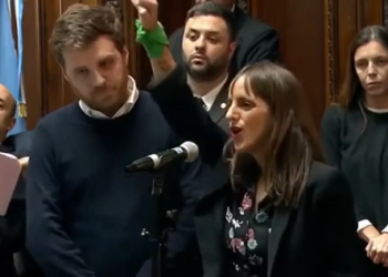 (vídeo) Argentina: Diputada de Izquierda Socialista/UIT-CI corta su pelo en adhesión a las mujeres de Irán