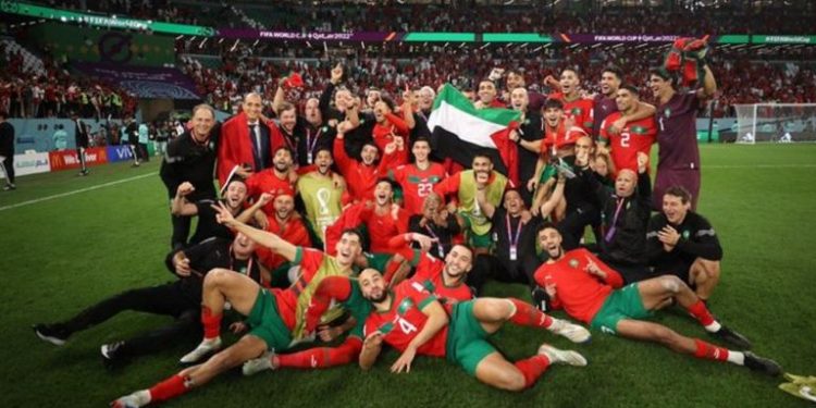 Los jugadores de Marruecos festejan con bandera de Palestina Libre