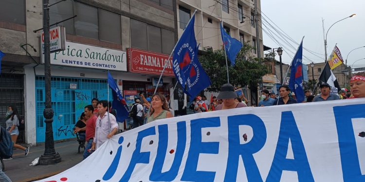 En Lima: la diputada Mónica Schlotthauer en apoyo a la lucha del pueblo peruano