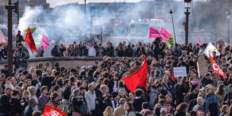 Fransa: Macron’un kararnamesine hayır!