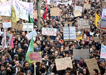 ¡Arde Francia! ¡Fuera Macron!